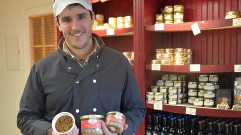 En multipliant les circuits de distribution, l’EARL solidifie son modèle économique : « Nous faisons 70 % de notre chiffre d’affaires avec 30 % de nos porcs », souligne Romain Galland. © Aude Richard