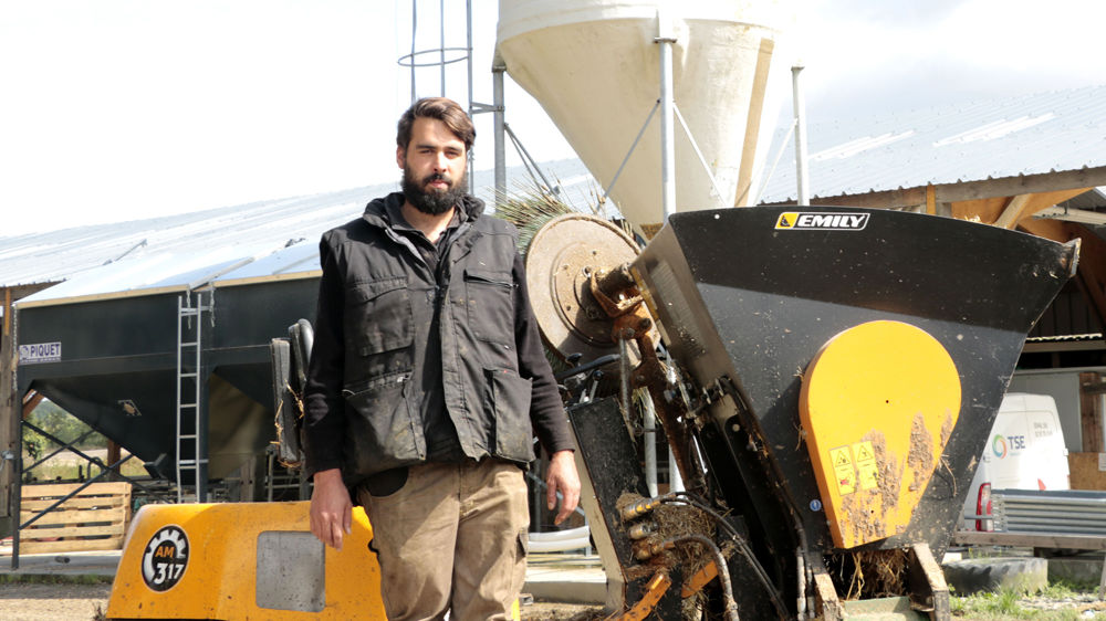 François-Maxime Renimel investit dans le bâti, le robot de traite, le DAC et le valet polyvalent pour être plus autonome. 
