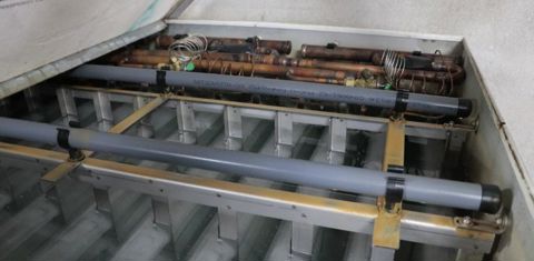 La « banque de glace » est située à proximité du tank. De l’eau glacée à 0,1°C est ensuite aspergée sur les parois du tank pendant et après la traite. © G. Baron/GFA