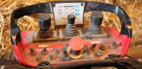 La radiocommande qu’utilise Pascal pour manipuler sa machine est prévue pour d’autres matériels et l’éleveur n’utilise pas l’ensemble des boutons. © G. Baron