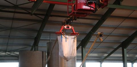 La manutention du grain depuis les silos jusque dans l’aplatisseur se fait également à l’aide de la grue pivotante suspendue radiocommandée. © G. Baron