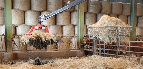 En hiver, quand les vaches sont au bâtiment, la litière est curée à l’aide de la griffe. © G. Baron