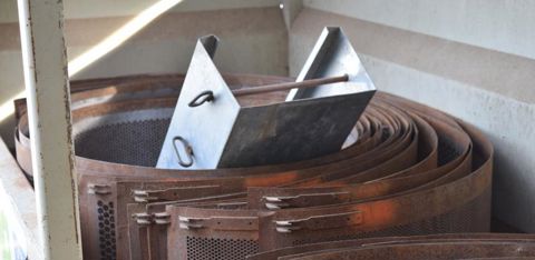 Depuis l’acquisition du trieur, les agriculteurs ont racheté quatre grilles. Au nombre de trente et une, celles-ci servent aussi bien pour la féverole que pour la graine de lin, de colza ou de trèfle. © A. Mabire