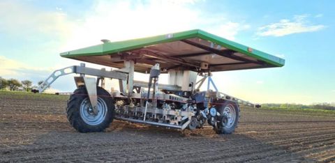 Farmdroid est une entreprise danoise spécialisée dans les robots de semis de précision et de désherbage. Le fournisseur Stecomat assure sa distribution en France. © Farmdroid