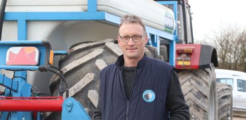 Stéphane Matry fractionne ses apports azotés en trois doses. Idéalement, les deux premières sont apportées avec la machine Duport. La dernière est modulée avec un distributeur à engrais associé à la solution NSensor. © P. Peeters