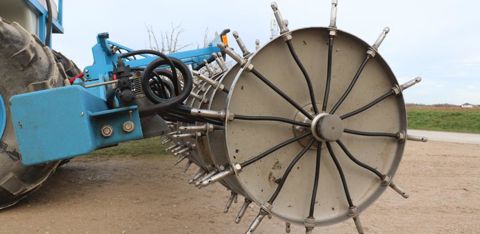 Chaque roue est montée indépendamment sur un ressort afin d’assurer un débattement latéral et vertical. Le produit arrive au centre de la roue, puis est envoyé vers la pointe fichée dans le sol. © P. Peeters