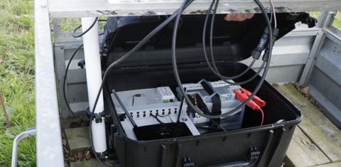Un coffre est disposé sous le panneau solaire, au pied de l’antenne. Il comprend une batterie pour le stockage de l’électricité, et un dispositif pour celui des données et avertir les éleveurs des chaleurs. © G. Baron