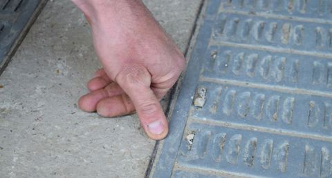 Dans les trois séchoirs, les grilles ont été placées plus bas que la dalle de béton, de 2 mm. Cet écart de niveau, comblé par du ciment, évite que le godet ripe sur la grille et l’endommage. © Anne Mabire