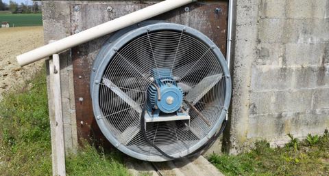 De type hélicoïdal, deux ventilateurs ont été installés à l’arrière de ce bâtiment construit en 2010. L’air est propulsé dans un couloir conique qui dessert les différentes gaines. © Anne Mabire