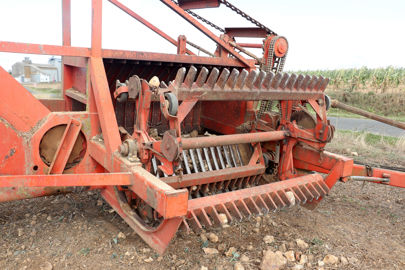 Les barres de support des dents du rotor sont munies d’une sécurité composée de deux ressorts qui, lorsqu’une pierre est trop grosse, effacent les dents sans bloquer le mouvement du rotor. © P. Denis