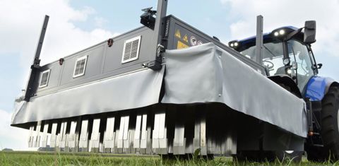 Sur la machine Electroherb, de Zasso, l’électricité est produite par une génératrice attelée au tracteur et transmise au travers de deux applicateurs. Un premier envoie le courant et un second le réceptionne au travers de la plante. © Zasso