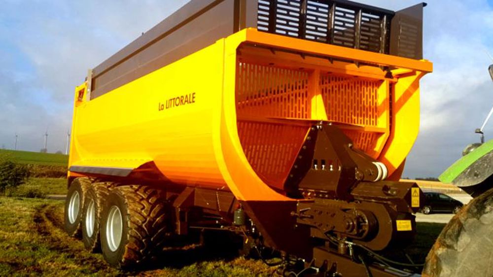 Une remorque à fond tirant