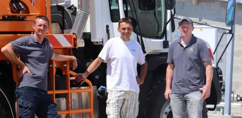 Nicolas et Sébastien Beugnet, accompagnés de Jimmy Revet (de gauche à droite), leur employé qui conduit l’ensemble. © P. Peeters