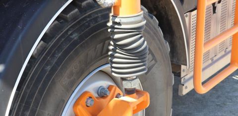 Au travail, la suspension de l’essieu arrière de l’Unimog est verrouillée hydraulique-ment pour éviter que le camion ne penche avec le poids de l’épareuse. dépliée. © P. Peeters