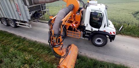 L’épareuse Mulag est équipée d’une soufflerie pour aspirer au sol, puis souffler dans la remorque l’herbe coupée par le rotor. Tout est entraîné hydrauliquement. © P. Peeters