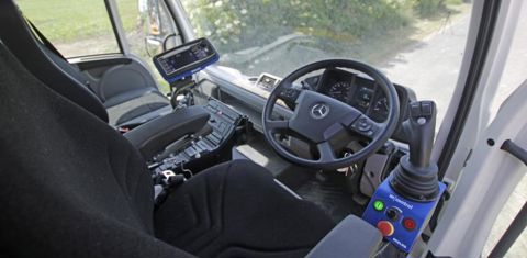 Au travail, le poste de conduite glisse à droite pour améliorer la visibilité. Les commandes de l’épareuse sont regroupées sur un joystick multifonction. © P. Peeters