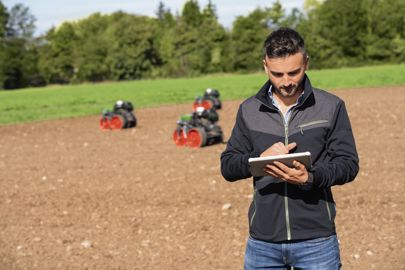 L’agriculteur ou l’entrepreneur peut piloter l’ensemble de la flotte et les robots individuels sur sa tablette ou depuis le bureau avec son PC. © Fendt