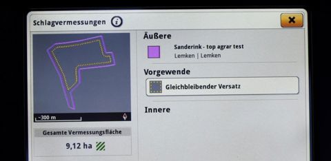 Avant de lancer la programmation d’une fourrière automatique, il est indispensable de tracer les contours de la parcelle. Elle est ici importée directement sur le terminal John Deere. © Top Agrar