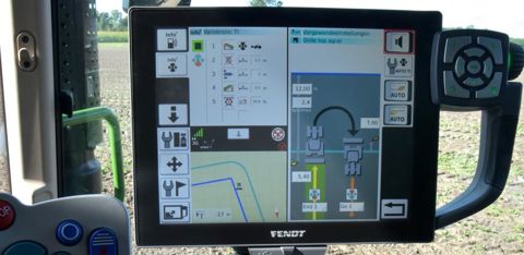 Le demi-tour automatique, ici chez Fendt, demande un paramétrage soigné de l’autoguidage comme de la séquence de bout de champ. © Top Agrar