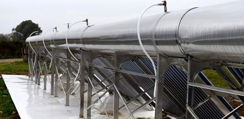 Fixés au-dessus des tubes, les ballons (un par bloc de tubes) permettent de stocker 4 800 litres d’eau chaude. Chez Frédéric Vaucelle, la température y grimpe très régulièrement à 80°. © A. Mabire