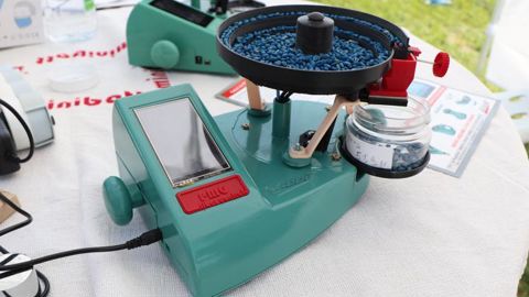 Godé propose un calculateur appelé « PMG fiber control » pour le comptage et à la pesée des grains. © P. Denis