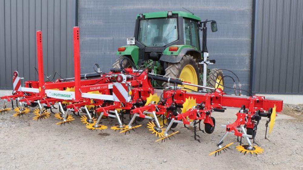La bineuse Flexcare, dévoilée par Pöttinger, est proposée dans trois largeurs, de 4,7 m à 9,2m. © P. Denis