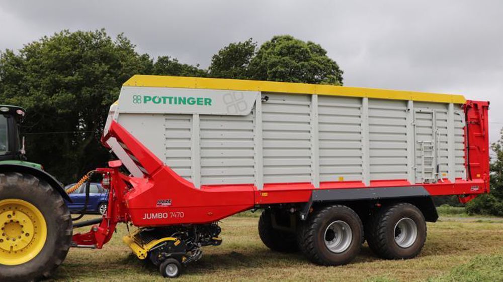 Les Jumbo 7000 disposent d’un système Isobus de série, de l’éclairage à leds et du freinage pneumatique. ©P. Denis 