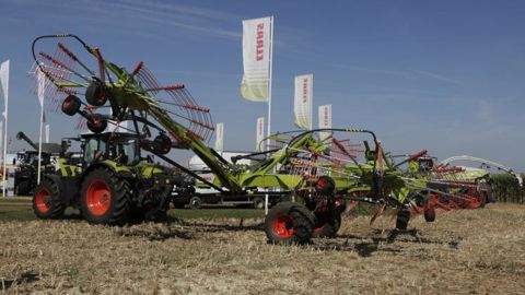 Le modèle de 15 m est la machine de chez Claas avec la plus grande largeur de travail. Le repliage des rotors s’effectue via des bras télescopiques. © G. Baron