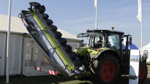 En plus de se relever en diagonale jusqu’à un angle de 120°, la faucheuse Disco 4400 s’incline vers l’arrière pour atteindre une hauteur de moins de 4 m. © G. Baron