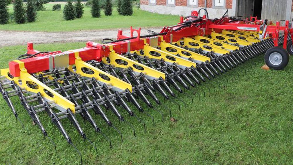 La herse étrille Tinecare Pöttinger est prévue pour des tracteurs d’au minimum 60 ch pour la version de 6,20 m et de 100 ch pour la 12,20 m. © P. Denis