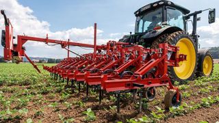 Steketee, qui appartient à Lemken, présente deux modèles d’interface de guidage parallèle compatible avec toutes les bineuses du marché. © Lemken Steketee, qui appartient à Lemken, présente deux modèles d’interface de guidage parallèle compatible avec toutes les bineuses du marché. © Lemken