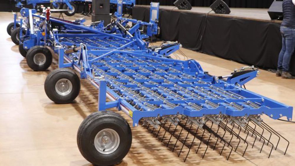 Carré ajoute la Pressius à sa gamme de herses étrilles. © Carré