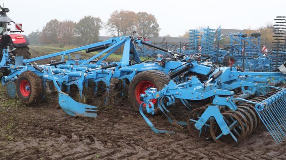 Pour les terrains accidentés, le système de report de charge Lemken ContourTrack est disponible. © P. Denis