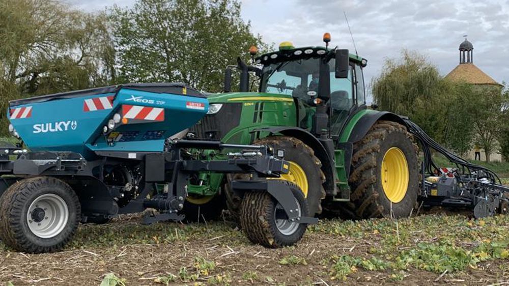 Sulky équipe sa trémie frontale d’un nouveau tasse avant. © Sulky
