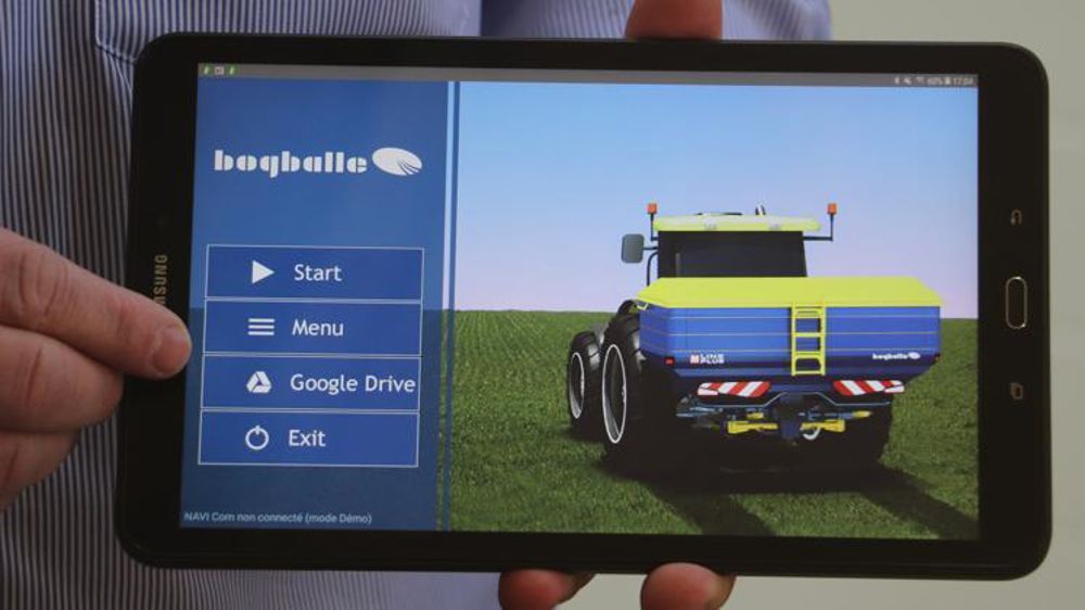 L’accès au transfert de donnés par Google Drive se fait directement depuis le menu de la tablette installée dans le tracteur. © P. Denis