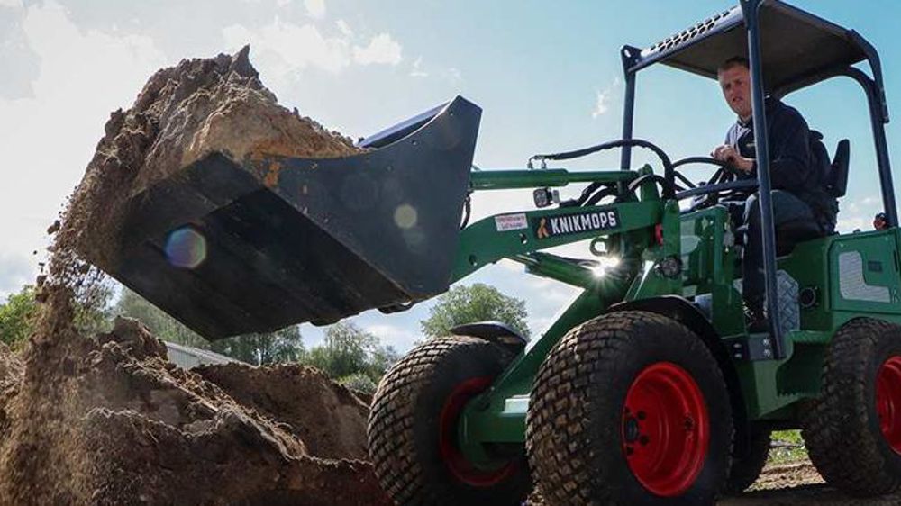 La KM 140 E de Knikmops est une version électrique de la chargeuse articulée KM 140. © Knikmops