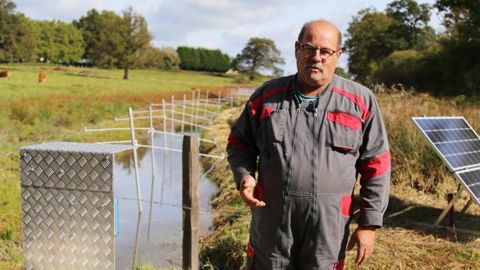 « Grâce à la clôture du cours d’eau, les animaux ne dégradent plus les berges et boivent de l’eau propre », déclare Jean-Marie Vincent. © M.- F. Malterre