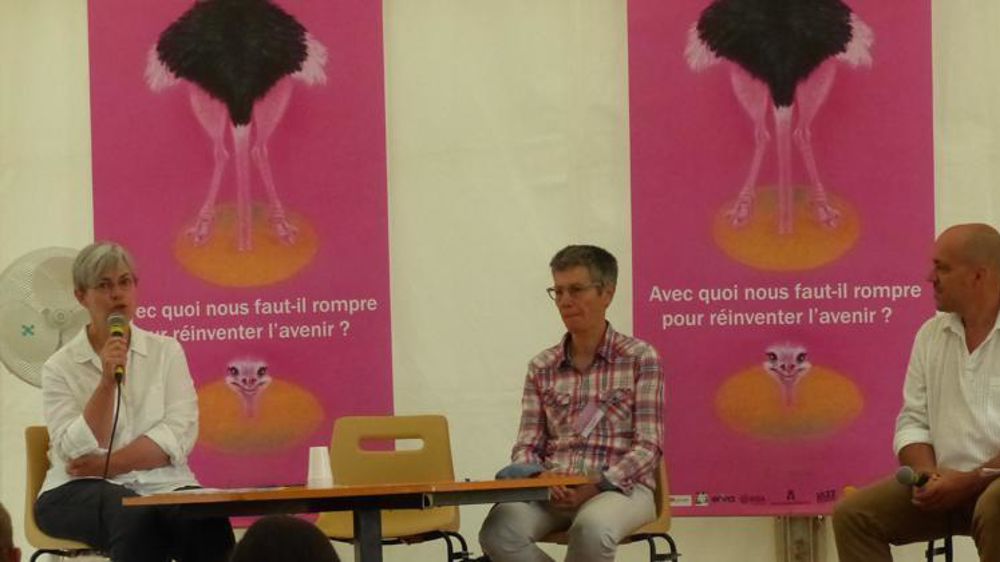 Danielle Even (à gauche), qui élève avec son mari 300 truies dans les Côtes-d’Armor, face à Jocelyne Porcher (au centre), sociologue à l’Inra © M.-G. Miossec / GFA