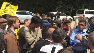 La Confédération paysanne s’est invitée lors de la conférence de presse organisée ce mercredi 10 août 2016 par la FNSEA sur une exploitation laitière du Morbihan. © M. Bressand/ GFA La Confédération paysanne s’est invitée lors de la conférence de presse organisée ce mercredi 10 août 2016 par la FNSEA sur une exploitation laitière du Morbihan. © M. Bressand/ GFA