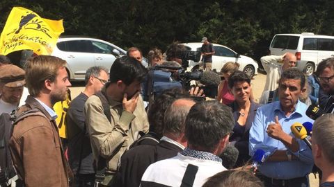La Confédération paysanne s’est invitée lors de la conférence de presse organisée ce mercredi 10 août 2016 par la FNSEA sur une exploitation laitière du Morbihan. © M. Bressand/ GFA La Confédération paysanne s’est invitée lors de la conférence de presse organisée ce mercredi 10 août 2016 par la FNSEA sur une exploitation laitière du Morbihan. © M. Bressand/ GFA