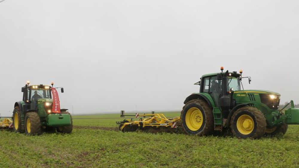 Deux John Deere 6195 M chacun attelé à un outil Bednard Phénix de 4 m, réalisaient les démos à pression de gonflage différentes. h.etignard