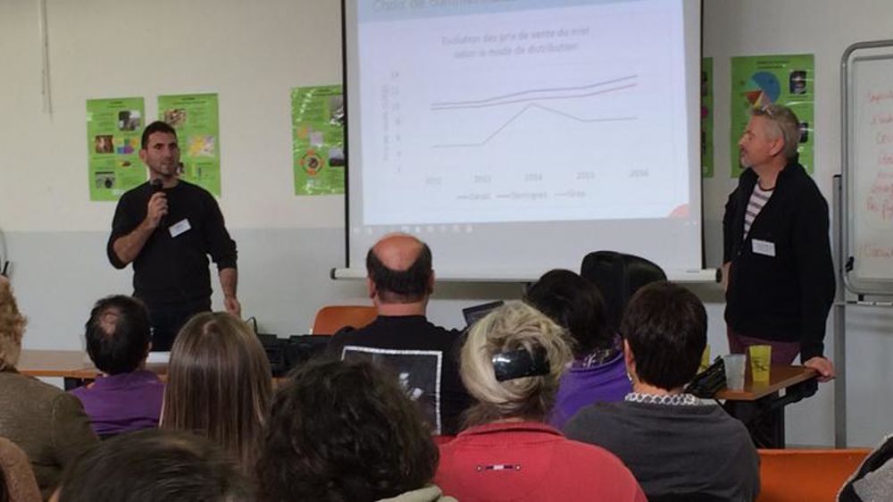 À gauche, Jean-Christophe Housieaux, producteur de miel, et Jean-Paul Onzon, de l’Afocg du Puy-de-Dôme. © M.-G. Miossec/GFA