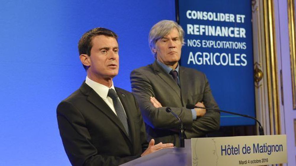 Manuel Valls et Stéphane Le Foll, lors de la présentation du plan de soutien, le 4 octobre 2016. © Cédric Faimali/GFA