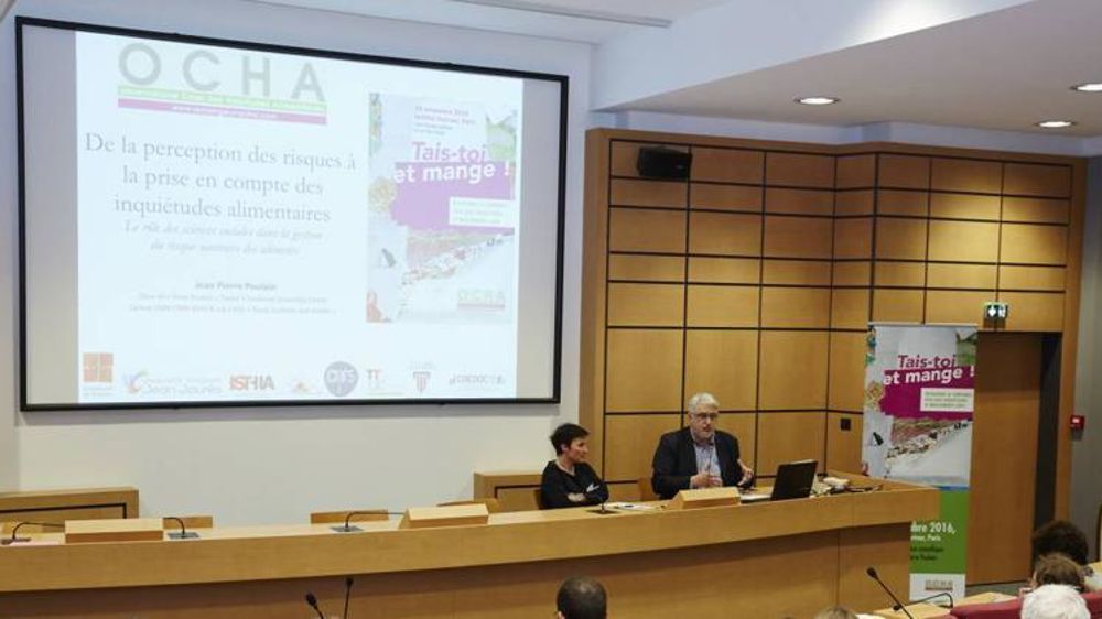 Jean Pierre Poulain, socioanthropologue et professeur à l’université de Toulouse, lors de la table-ronde du 18 janvier 2016, animée par Véronique Pardo, anthropologue à l’Ocha. © Arnaud Chapuis