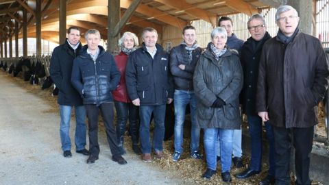 Les cinq présidents de la chambre d’agriculture (Ille-et-Vilaine, Côtes-d’Armor, Morbihan, Finistère et chambre régionale) et les directeurs ont présenté la nouvelle organisation des chambres d’agriculture de la Bretagne sur une exploitation agricole à Plumaugat (Côtes-d’Armor) le 20 janvier 2017. © I. Lejas