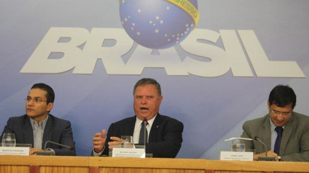 Blairo Maggi, ministre de l’Agriculture brésilien (au centre), lors d’une réunion. © Compte Twitter @blairomaggi