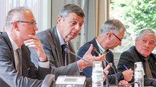 « Le traditionnel rayon de boucherie et le bio continuent de croître, mais ce ne sont pas eux qui font l’essentiel des volumes. Il fallait que nous changions nos méthodes de travail pour le rayon de libre-service », détaille le directeur de la boucherie de Carrefour, Gérard Cladière, qui s’exprimait le 7 juin à Caen lors de l’assemblée générale de la filière qualité de la race normande. © Alexis Dufumier/GFA « Le traditionnel rayon de boucherie et le bio continuent de croître, mais ce ne sont pas eux qui font l’essentiel des volumes. Il fallait que nous changions nos méthodes de travail pour le rayon de libre-service », détaille le directeur de la boucherie de Carrefour, Gérard Cladière, qui s’exprimait le 7 juin à Caen lors de l’assemblée générale de la filière qualité de la race normande. © Alexis Dufumier/GFA