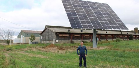 Le tracker solaire produit environ un quart de l’électricité consommée sur le site de Damas-aux-Bois. © D. Péronne