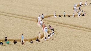 Un défilé de mode au beau milieu d’un champ de blé Un défilé de mode au beau milieu d’un champ de blé