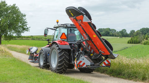 Kuhn : Une faucheuse portée à tambours et châssis traîné Kuhn : Une faucheuse portée à tambours et châssis traîné